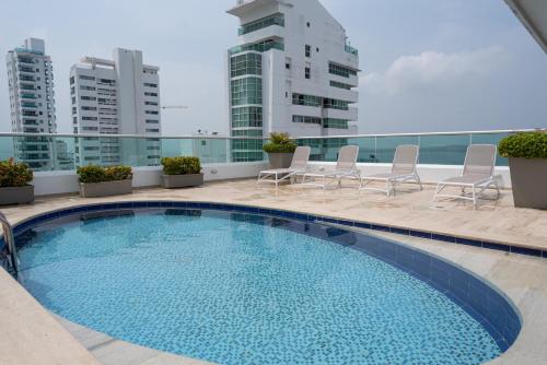 una piscina en la azotea de un edificio en Tres habitaciones - Vista al Mar en Cartagena de Indias