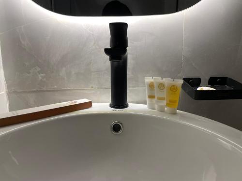 una lámpara sobre una bañera blanca en LUSSO Studio - استوديو لـوسـو الفندقي en Riad