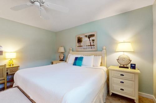 1 dormitorio con 1 cama blanca y 2 lámparas en Seascape Golf Villas 6A en Destin