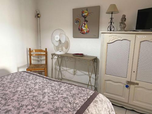 Posteľ alebo postele v izbe v ubytovaní Charmant T1 avec climatisation, WIFI, parking à Balaruc-les-Bains - FR-1-553-218