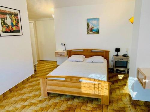 Posteľ alebo postele v izbe v ubytovaní Duplex confortable avec grande terrasse, climatisation et proche des thermes - FR-1-703-114