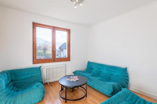 - un salon avec deux canapés bleus et une table dans l'établissement Villa Grenadine House Furnished, à Sévrier