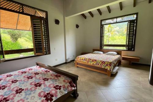 En eller flere senge i et værelse på Hacienda San Alejo +Pool Magic Views