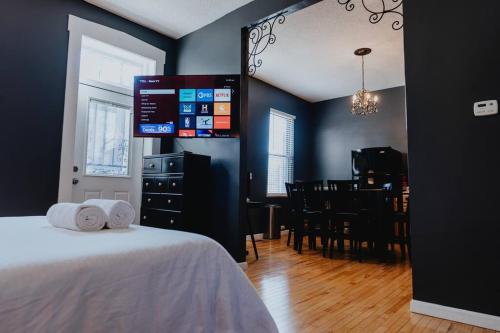 um quarto com uma cama e uma sala de jantar em Urban Studio WFH Setup & Patio Soulard em Soulard