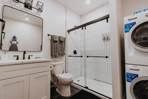ein Badezimmer mit Toilette und Waschmaschine in der Unterkunft Chic Studio Walk to SMM SLU Hospital Grand in Tower Grove