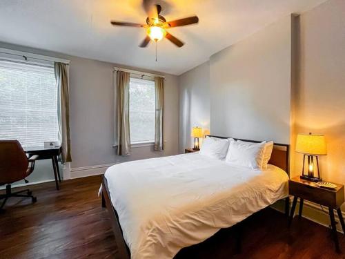 a bedroom with a bed and a ceiling fan at Urban 1BR Nurse's Retreat Barnes & Children's in Tower Grove