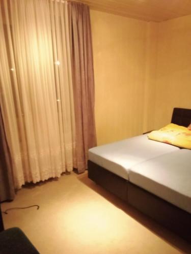 um pequeno quarto com uma cama e uma janela em Pro Viva em Oberhausen