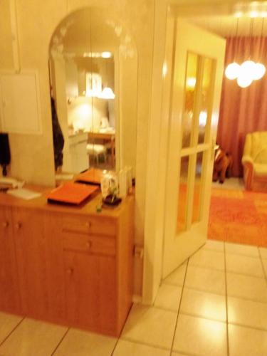uma cozinha com um balcão e um espelho num quarto em Pro Viva em Oberhausen