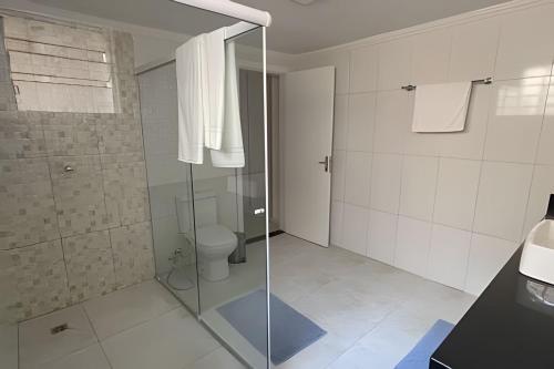 a bathroom with a glass shower and a toilet at Casa Bela Vista no centro São Roque in São Roque