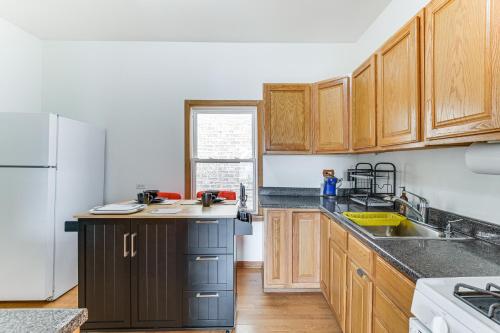 Η κουζίνα ή μικρή κουζίνα στο 8 Mi to Chicago Oak Park Home with Fenced Backyard!