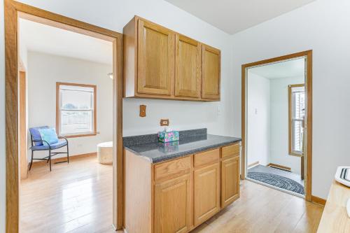Kuchyň nebo kuchyňský kout v ubytování 8 Mi to Chicago Oak Park Home with Fenced Backyard!
