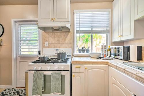 Η κουζίνα ή μικρή κουζίνα στο Stylish and Modern Burbank Gem with Private Yard!