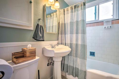 uma casa de banho com um lavatório e uma cortina de chuveiro em Stylish and Modern Burbank Gem with Private Yard! em Burbank