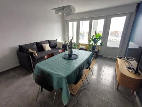 un salon avec une table et un canapé dans l'établissement Superbe T3 proche plage avec loggia, Wifi, bien décoré - FR-1-646-45, à Berck-sur-Mer