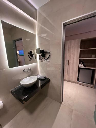 bagno con lavandino e specchio di The Mark Hotel a Gliki