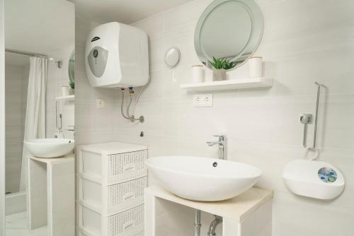 un bagno bianco con lavandino e specchio di Studio Apartman Vodice a Vodice