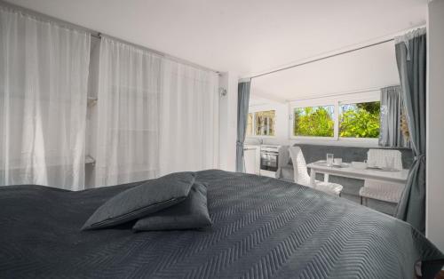 una camera da letto con un letto con due cuscini sopra di Studio Apartman Vodice a Vodice