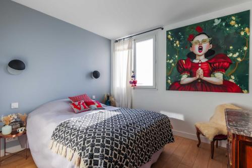 un dormitorio con una pintura de un payaso en la pared en modern apartment Sacré-coeur en París