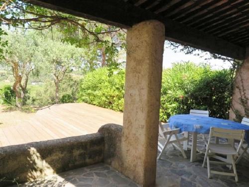 une table et des chaises sur une terrasse avec une table bleue dans l'établissement Mas rénové 2 chambres avec piscine à 1km de la plage de Gigaro - FR-1-726-13, à La Croix-Valmer