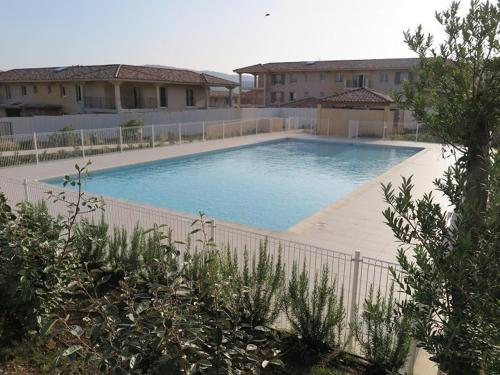 une grande piscine devant un immeuble dans l'établissement Charmant T3 à La Croix-Valmer : Terrasse, Piscine, Parking et Proximité Village - FR-1-726-15, à La Croix-Valmer