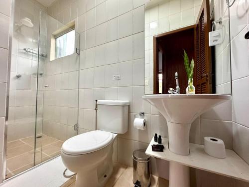 a bathroom with a toilet and a sink and a shower at Pousada do Riacho Trindade in Trindade