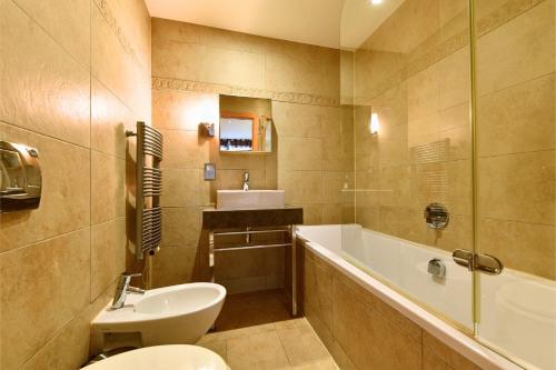 ein Badezimmer mit einem WC, einer Badewanne und einem Waschbecken in der Unterkunft Ocean Village Royal Gibraltar in Gibraltar