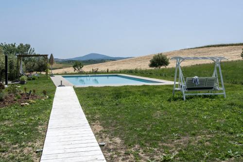Bazén v ubytování Marsy3 - Enchanting Lavender Farm Whole Property nebo v jeho okolí