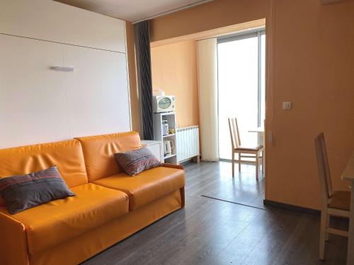 Photo de la galerie de l'établissement Studio Rénové 3* avec Loggia Fermée et Parking Privé à Balaruc-les-Bains - FR-1-553-223, à Balaruc-les-Bains