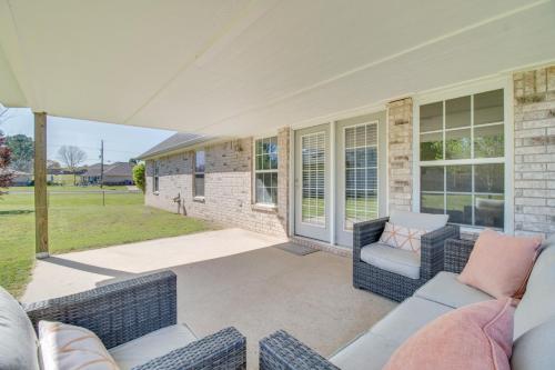 Χώρος καθιστικού στο 2 Mi to Grand Lake Grove Home with Fenced-In Yard