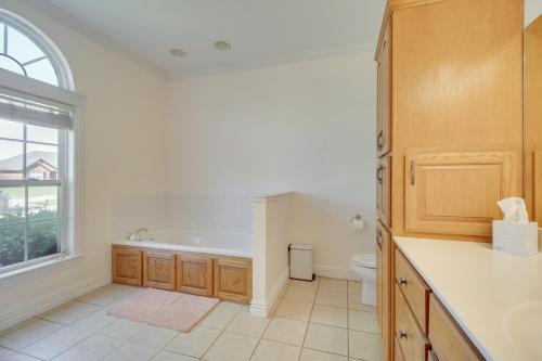 Ένα μπάνιο στο 2 Mi to Grand Lake Grove Home with Fenced-In Yard