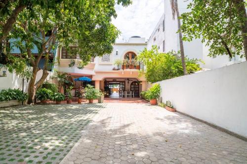 an empty street in front of a building at El Refugio Beach House, Bello Horizonte, Santa Marta in Playa Dormida