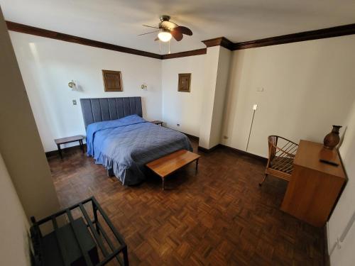 Un dormitorio con una cama y una mesa. en Pura Vida Dream en San José