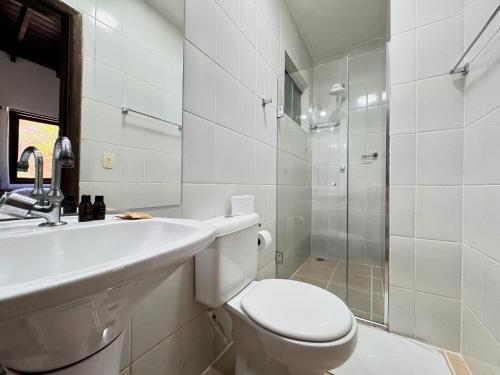 a bathroom with a toilet and a sink and a shower at Pousada do Riacho Trindade in Trindade
