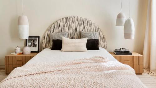 um quarto com uma cama grande e uma cabeceira em madeira em House in the middle of Malmö em Malmo