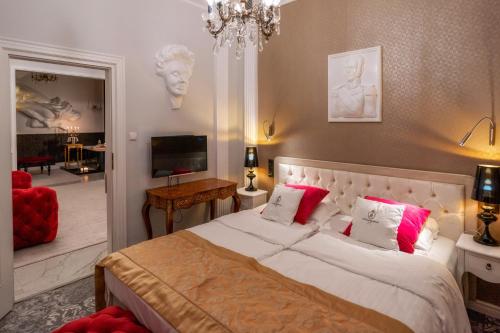Ένα ή περισσότερα κρεβάτια σε δωμάτιο στο Hotel Pałac Alexandrinum