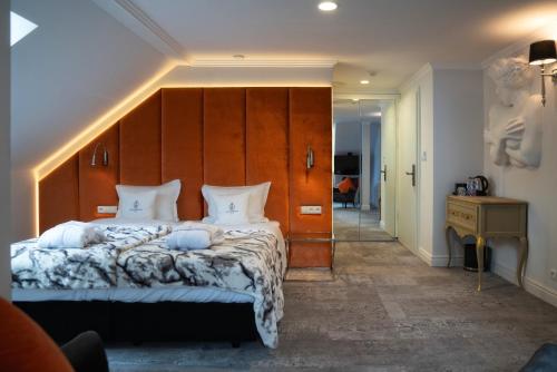 Ένα ή περισσότερα κρεβάτια σε δωμάτιο στο Hotel Pałac Alexandrinum