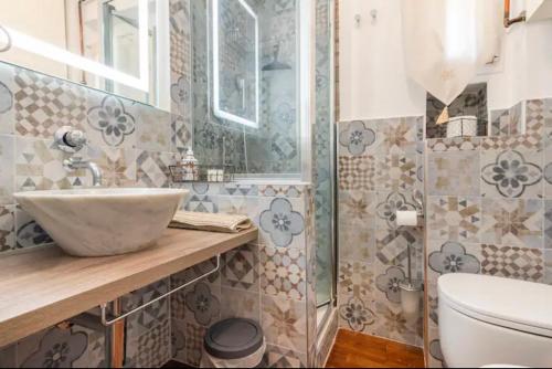 a bathroom with a sink and a toilet at Mydollhouse delizioso appartamento fronte mare in Genoa