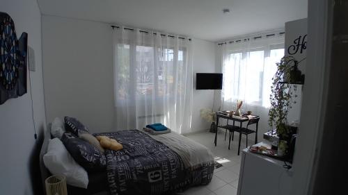 Un dormitorio con una cama con un osito de peluche. en Le Easy Stay - Studio tout confort - Bobigny - Porte de Paris en Bobigny