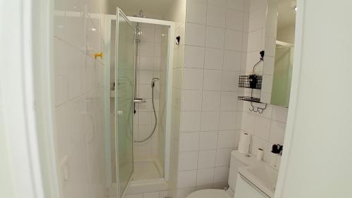 y baño con ducha, aseo y lavamanos. en Le Easy Stay - Studio tout confort - Bobigny - Porte de Paris en Bobigny