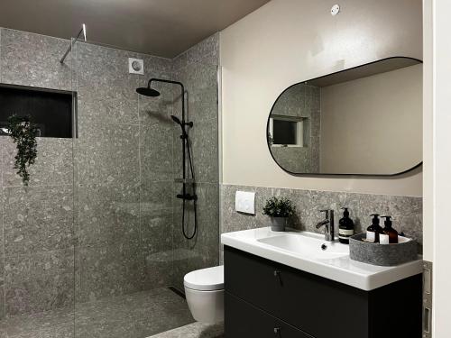 Un baño de Apartments in Hofn