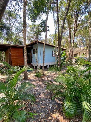 una casa en el bosque con árboles en Blue House na Mata, en Maraú