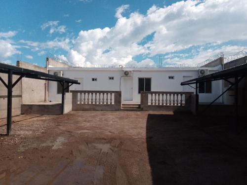 un gran edificio blanco con cielo en Hostal Peregrino II en San Luis