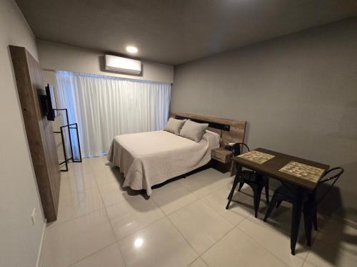 Maipú y Avenida Pellegrini - Parking privado con costo adicional