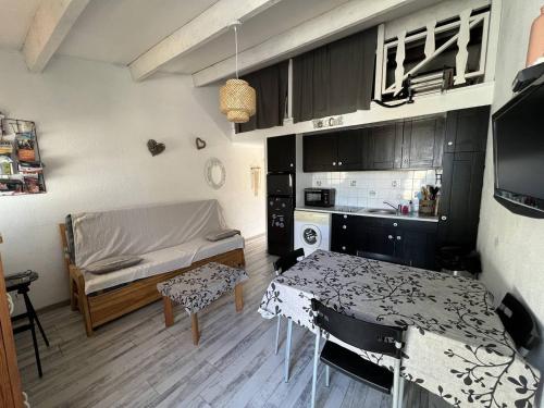 une petite pièce avec un lit et une table dans l'établissement Villa avec Clim, Piscine et Proche Plage - 4 Couchages - FR-1-81-602, au Barcarès