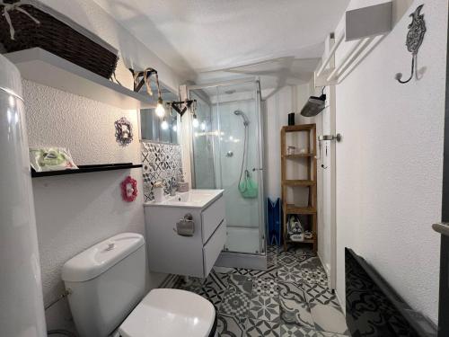 une petite salle de bain avec toilettes et douche dans l'établissement Villa avec Clim, Piscine et Proche Plage - 4 Couchages - FR-1-81-602, au Barcarès