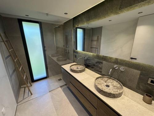 uma casa de banho com 2 lavatórios e um espelho grande em Villa Les Issambres, 9 pièces, 14 personnes - FR-1-768-50 em Les Issambres