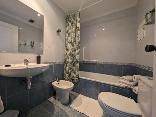 bagno con servizi igienici e lavandino di Habitación privada en el centro ad Albacete
