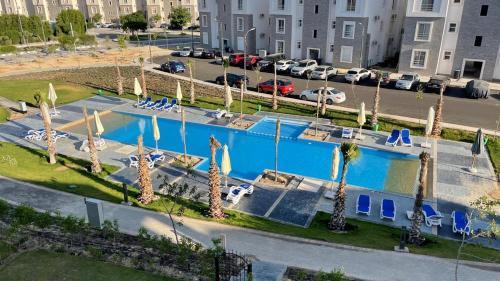 Kolam renang di atau dekat dengan شاليه متميز في قريه امواج بالساحل الشمالي