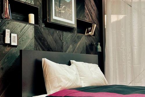 a bedroom with a bed with a black head board at Paradise Ranch Inn- Infinite House Hot Tub,Sauna in Three Rivers