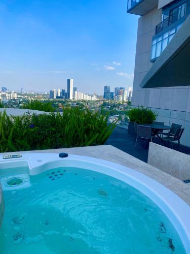 a hot tub on the roof of a building at Departamento en Zona Real/Acueducto in Guadalajara